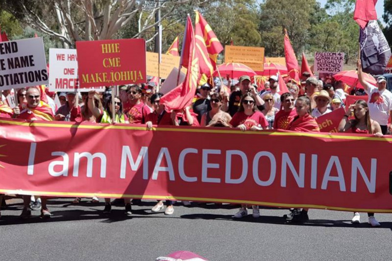 Glavno pitanje u Makedoniji je kako će reagovati tiha većina, koja se premišlja da li je ovaj sporazum dobar ili je on kapitulacija. Ako kod ove većine u narednim mesecima preovlada osećaj da je to neki vid nacionalne izdaje to će se osećanje pretvoriti u vulkan koji će izbiti na referendumu i koji će sahraniti ugovor